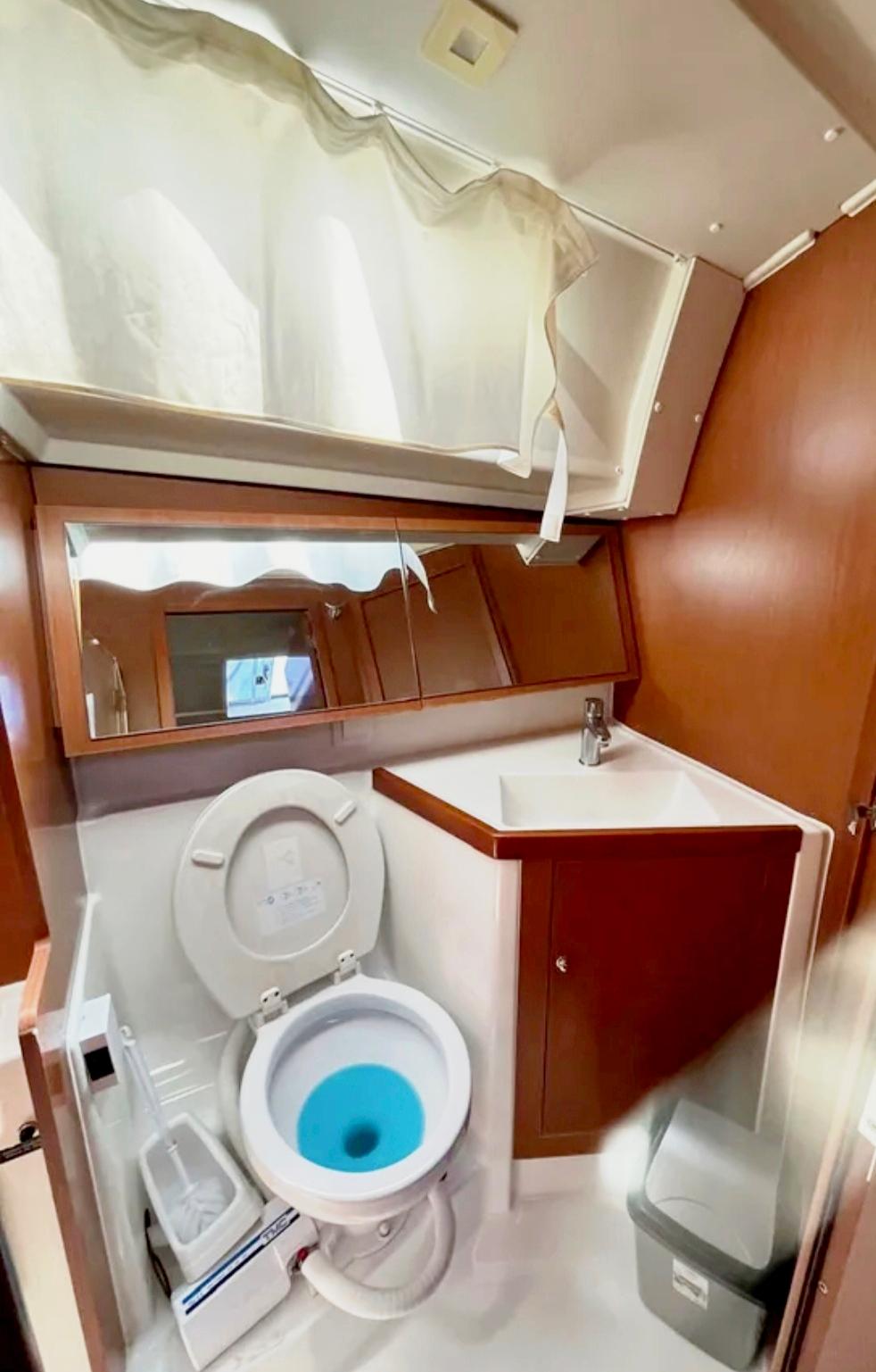 Oceanis 41.1, picture 4