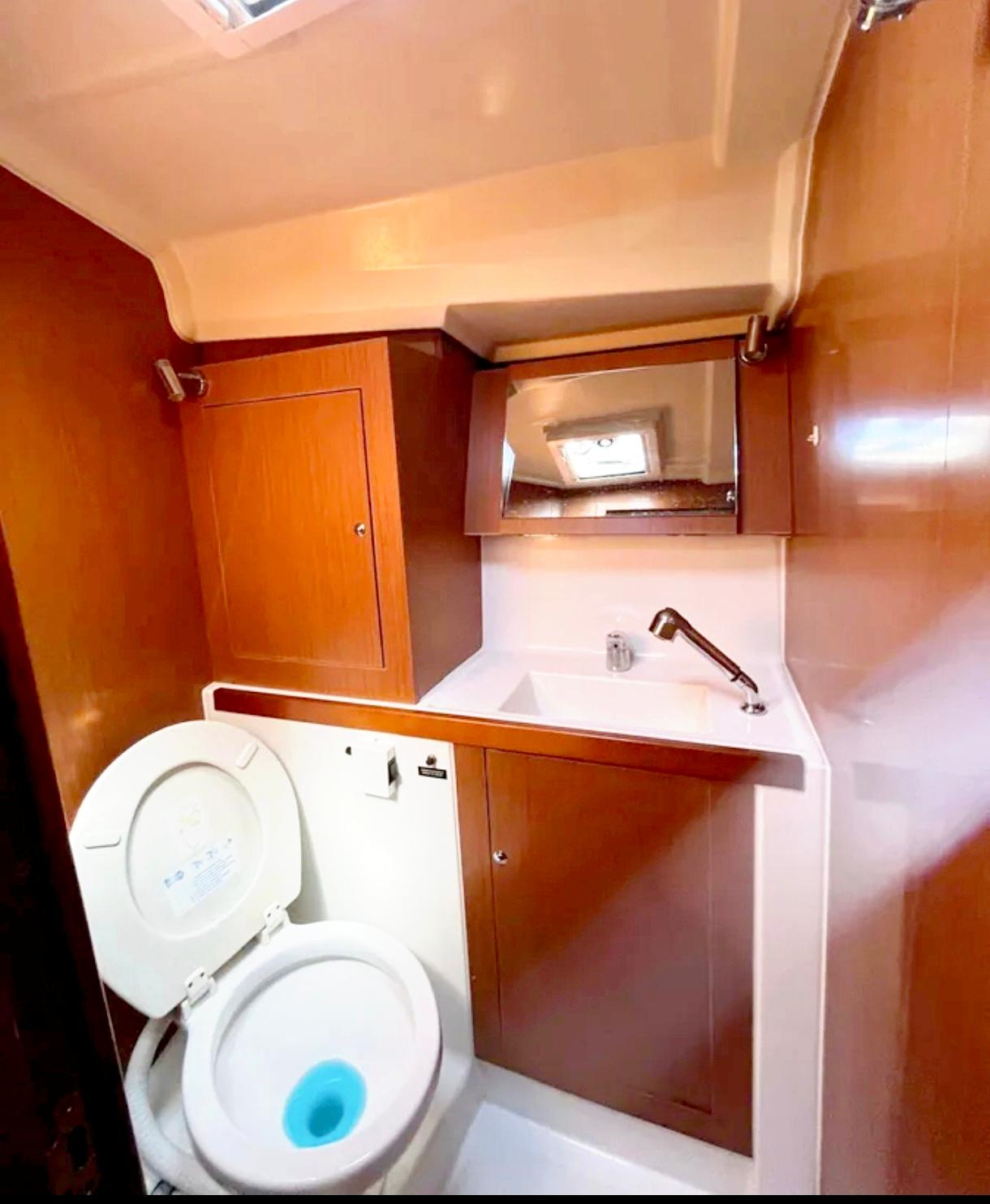 Oceanis 41.1, picture 5