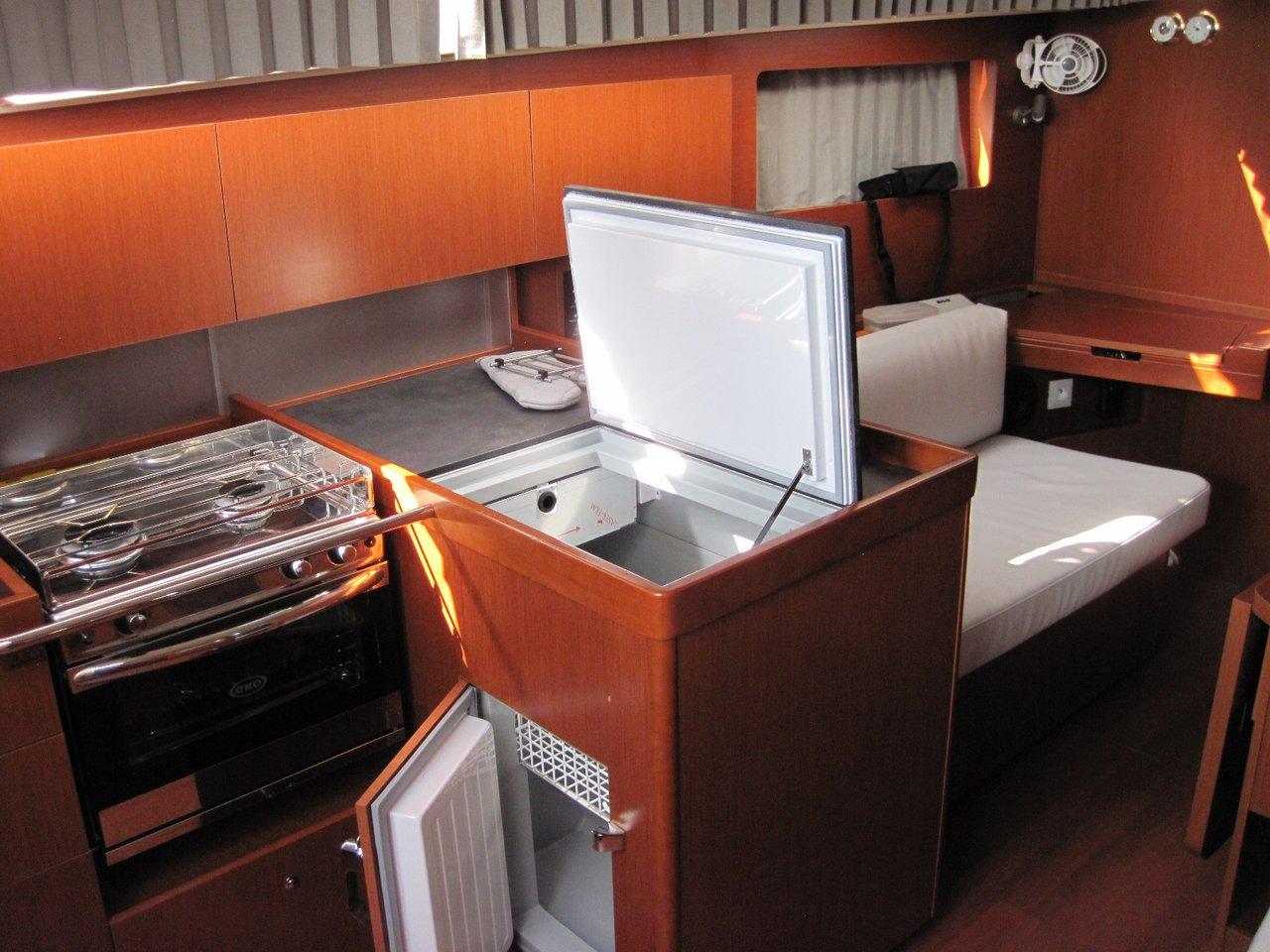 Oceanis 41.1, picture 13