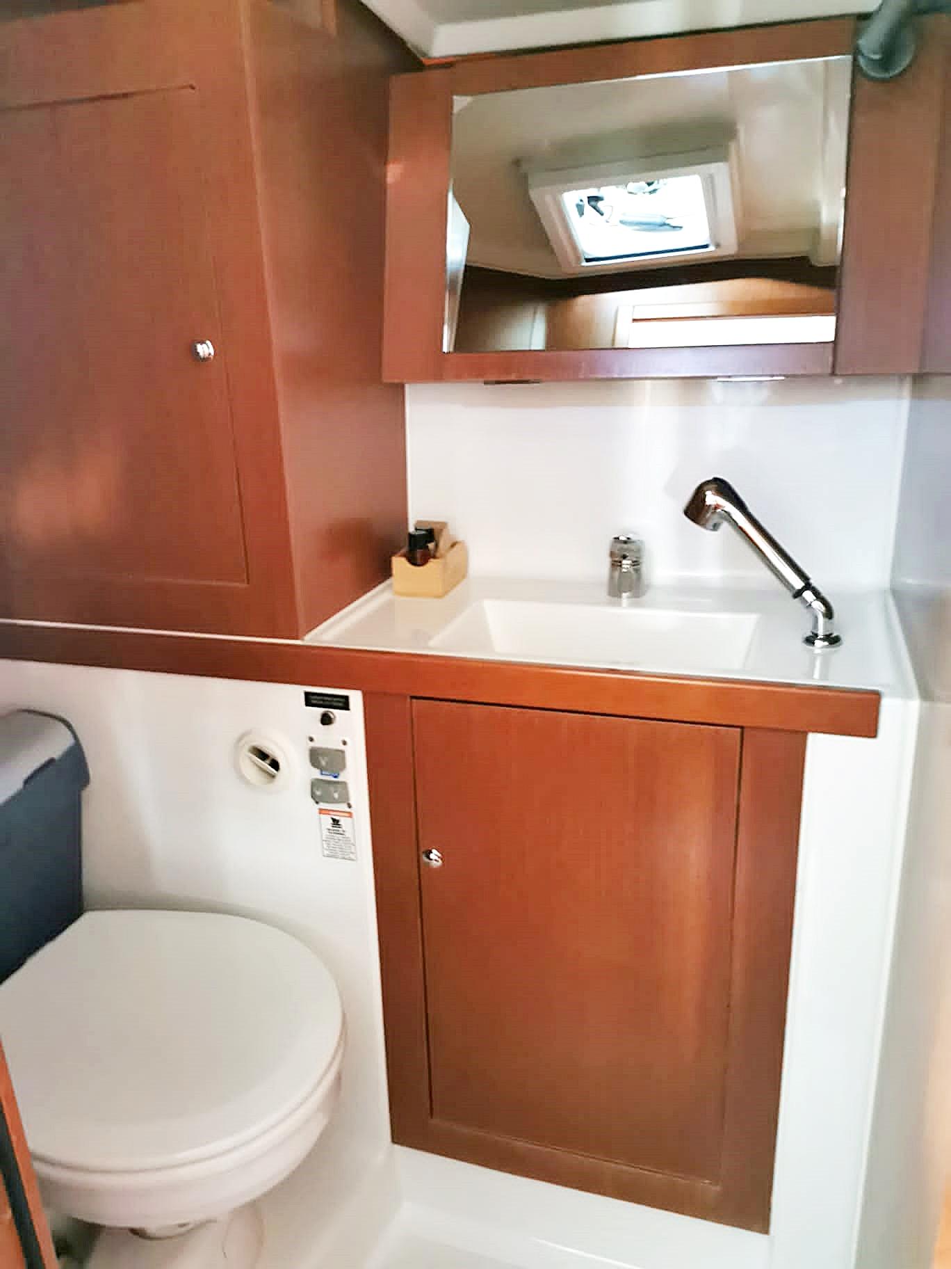 Oceanis 41.1, picture 18