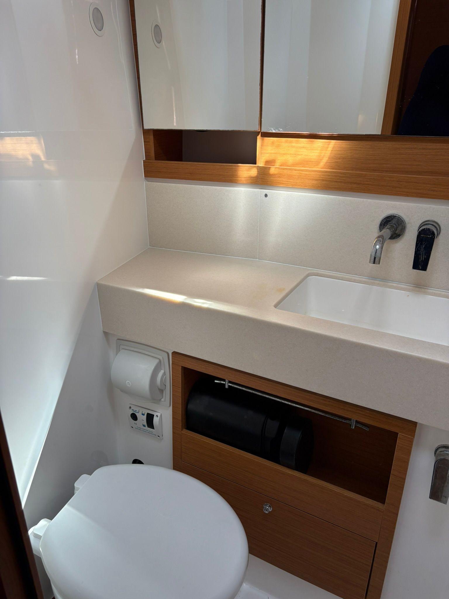 Dufour 470 - 4 + 1 cab., picture 4