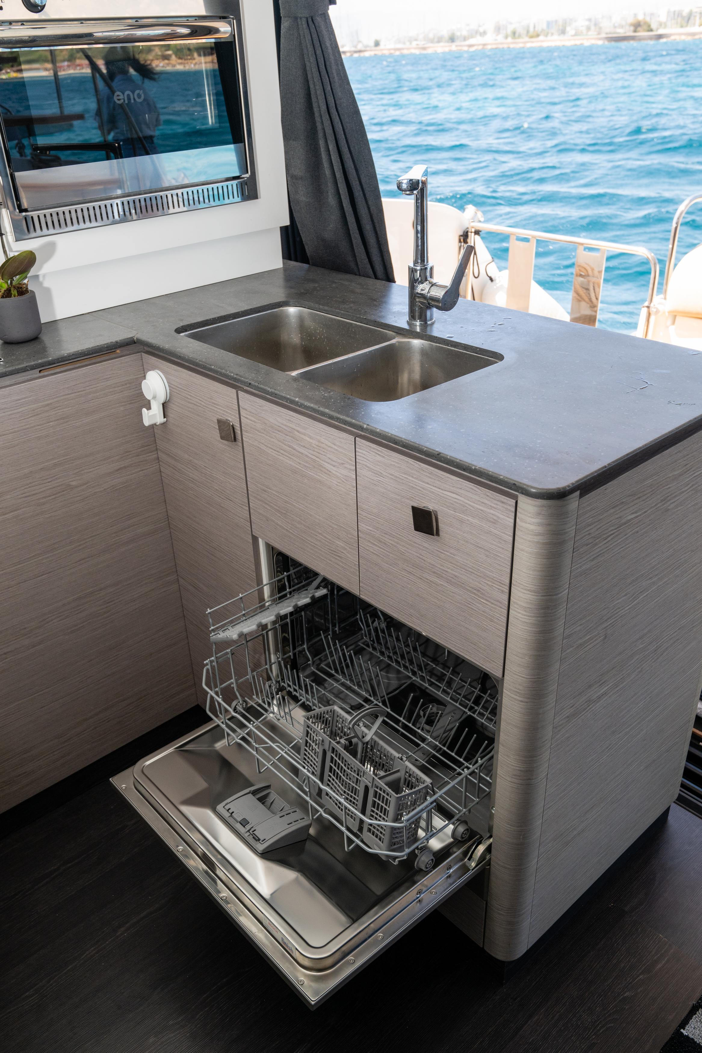 Fountaine Pajot MY6 - Emy 6, picture 13