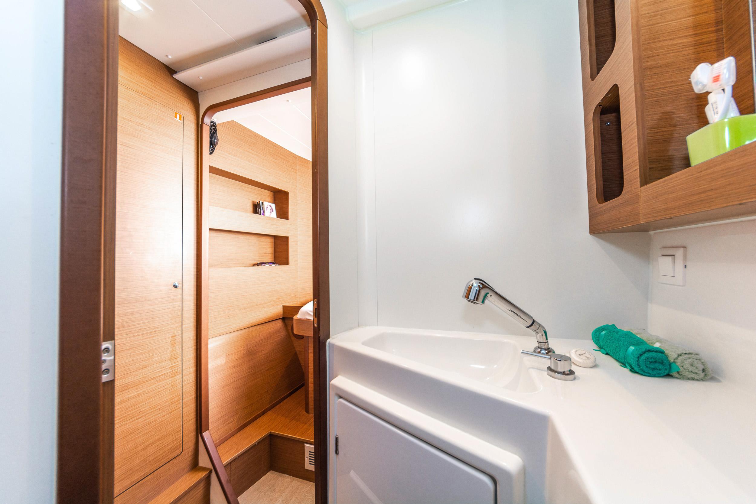 Lagoon 42 - 4 + 2 cab., picture 4