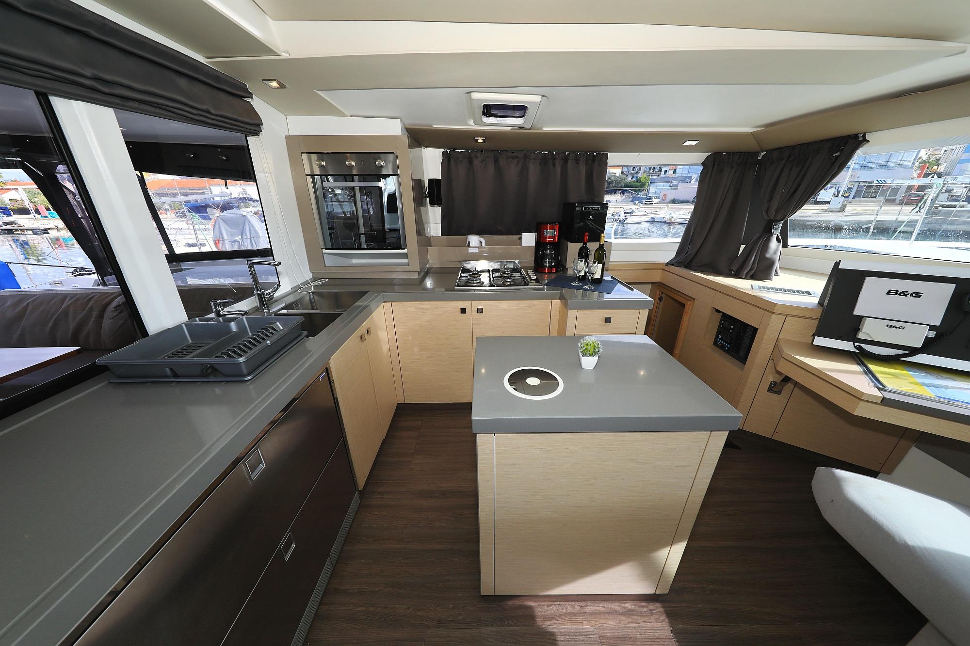 Fountaine Pajot Saona 47 Quintet - 5 + 1 cab., picture 11