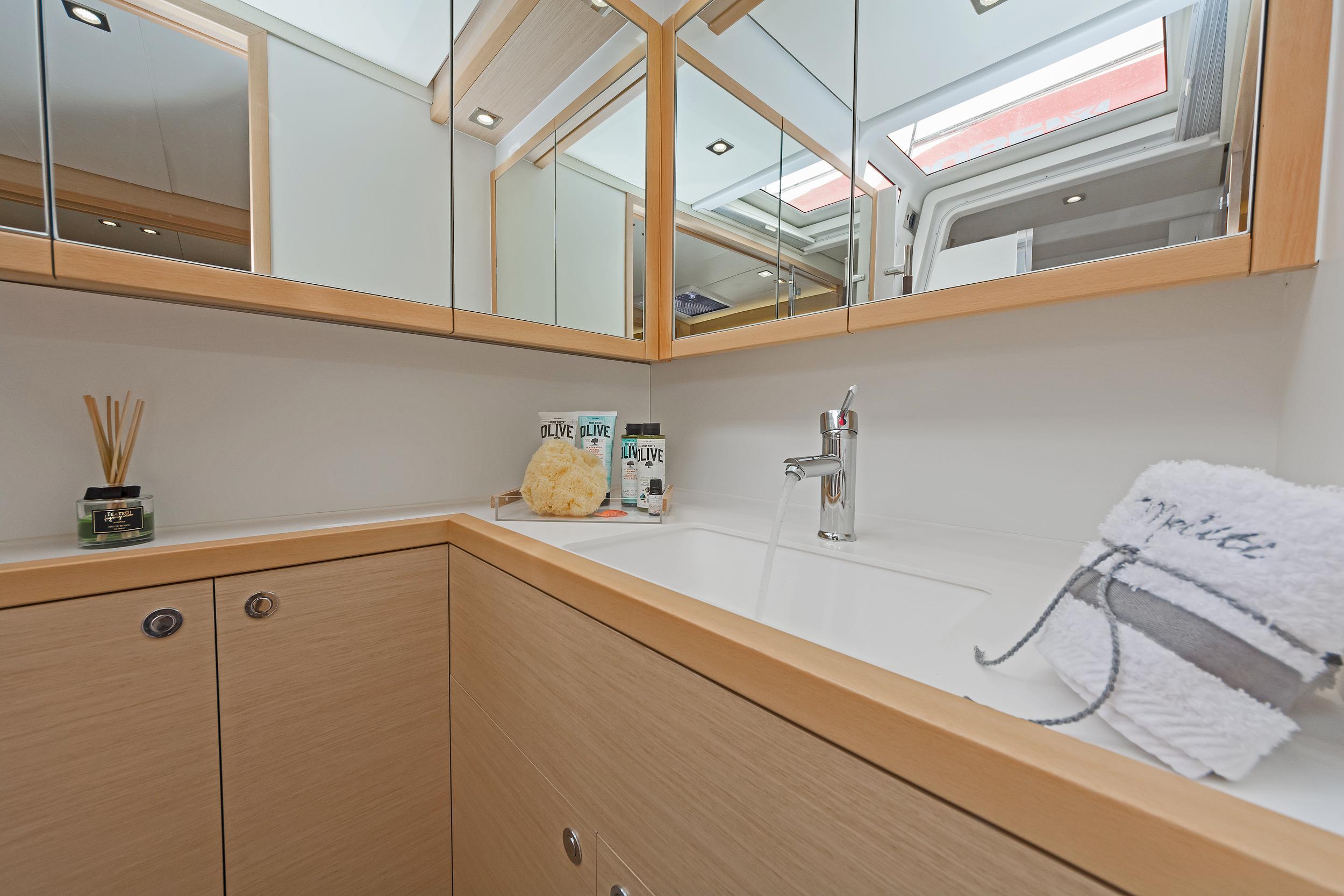 Lagoon 560, picture 4