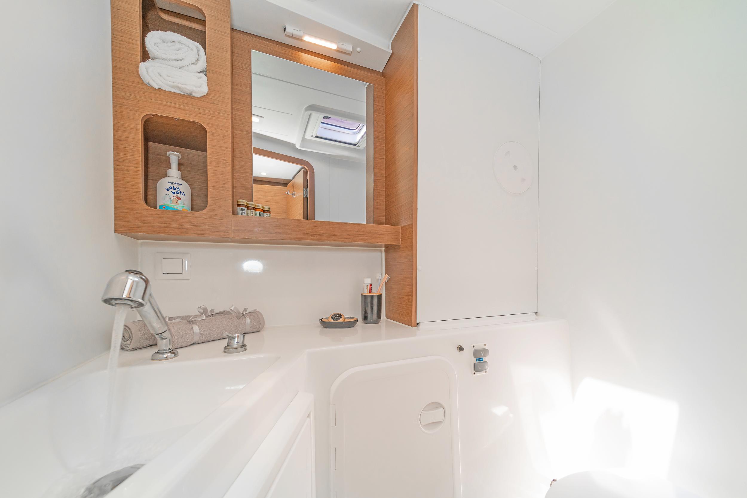 Lagoon 42 - 4 + 2 cab., picture 17