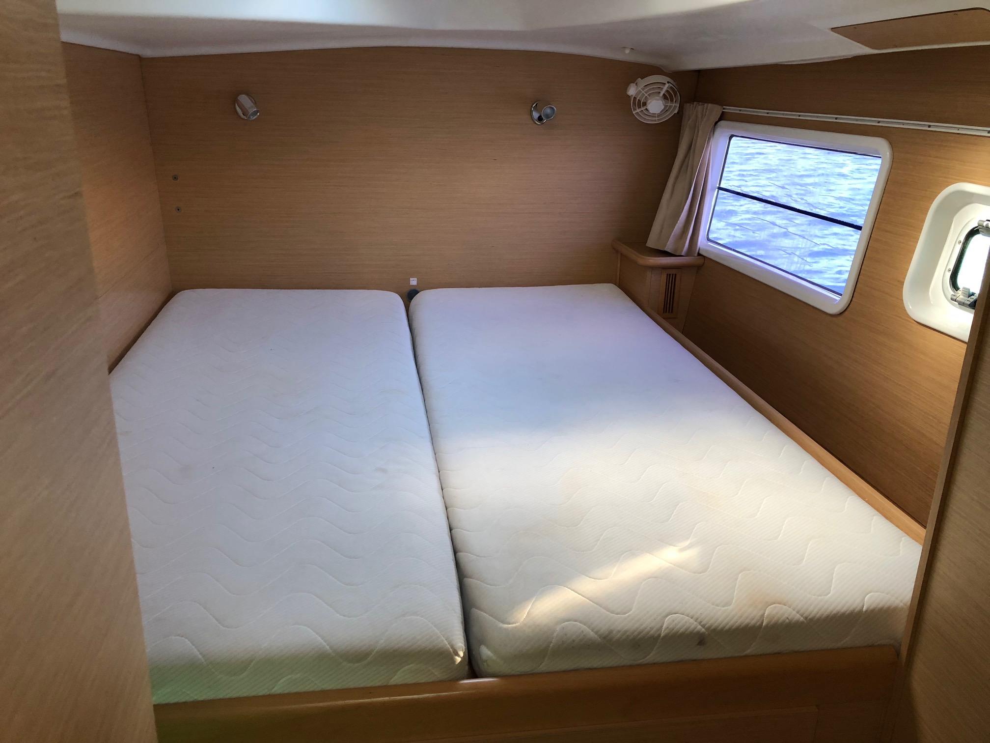 Lagoon 380 S2 - 4 cab. - blue elli, picture 7