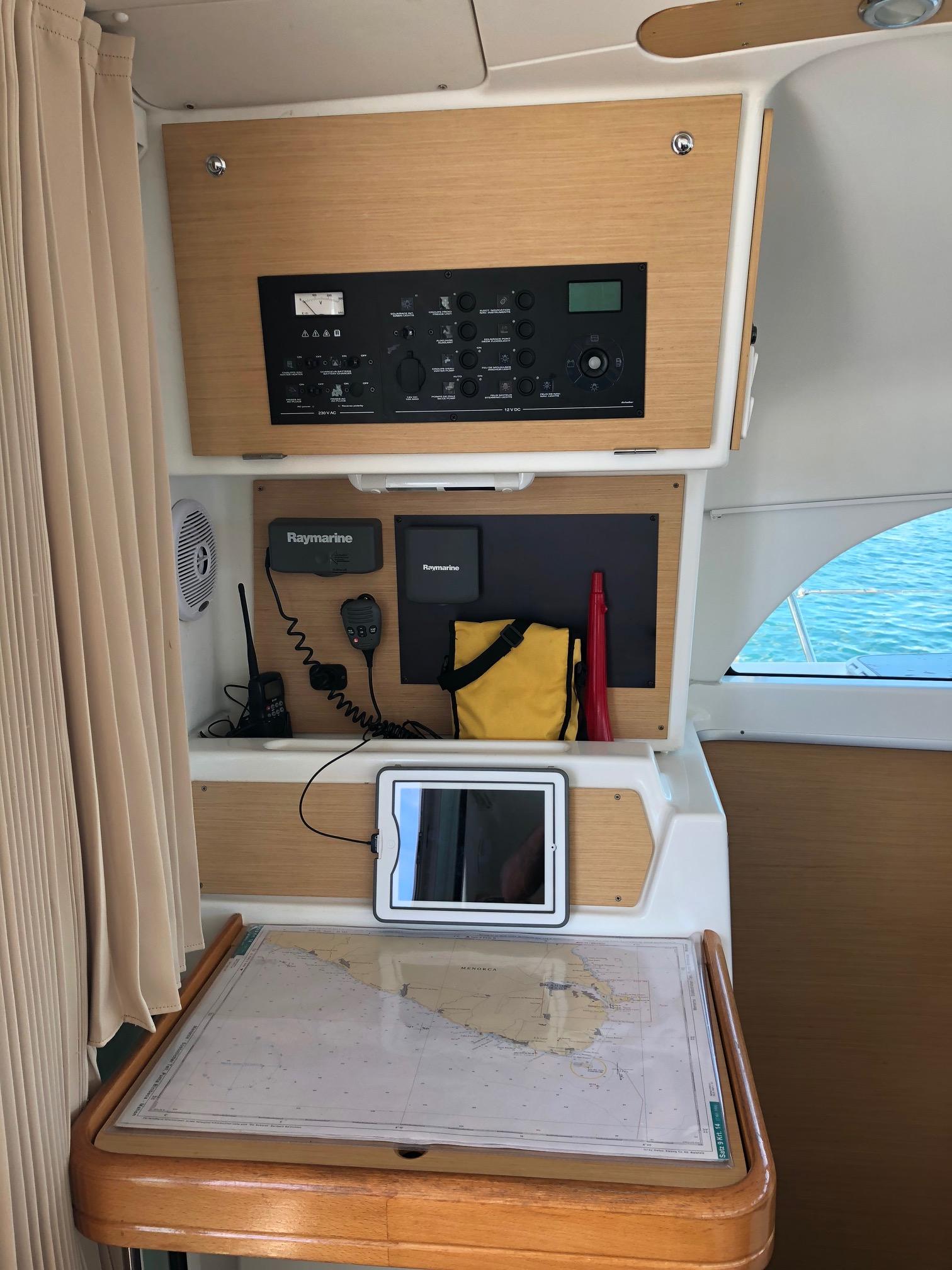 Lagoon 380 S2 - 4 cab. - blue elli, picture 5