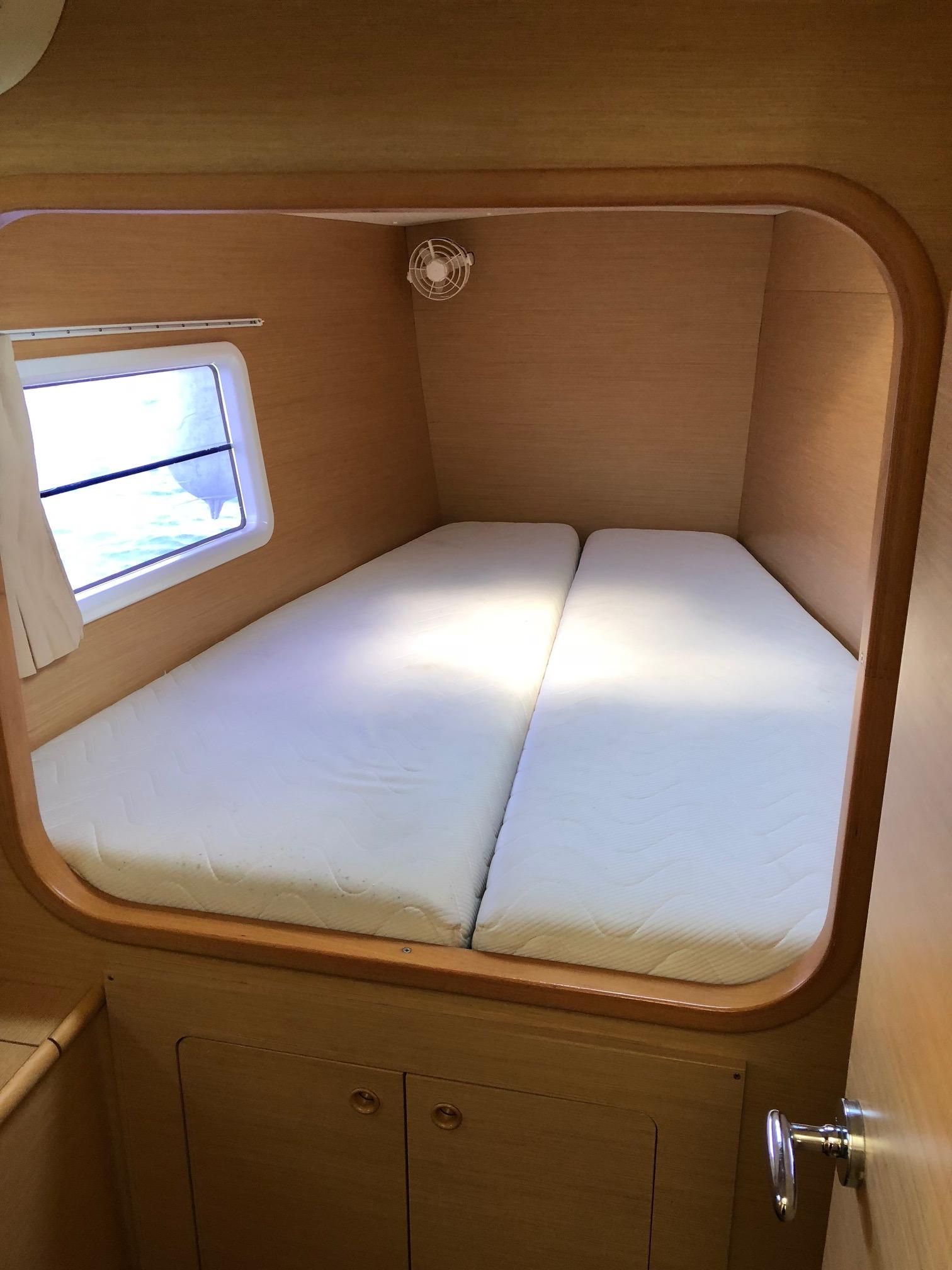 Lagoon 380 S2 - 4 cab. - blue elli, picture 8