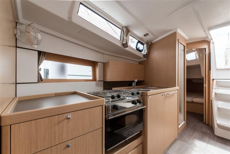 Oceanis 38.1, picture 9