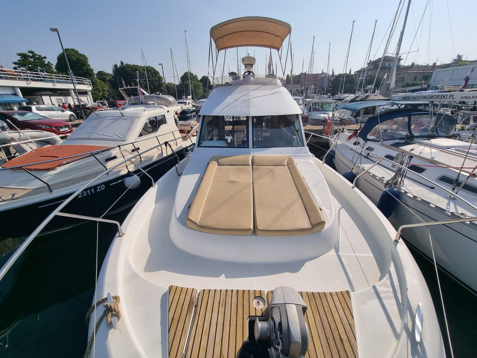 Book Antares 10,80 Fly Motor boat for bareboat charter in Marina Tankerkomerc, Zadar, Zadar region, Croatia with TripYacht!, picture 7