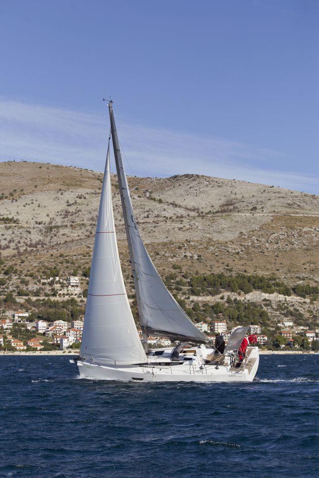 Book Elan E4 Sailing yacht for bareboat charter in Pula, ACI Marina Pomer, Istra, Croatia with TripYacht!, picture 13