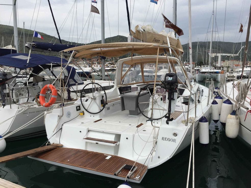 Book Oceanis 41.1 Sailing yacht for bareboat charter in Dubrovnik, Komolac, ACI Marina Dubrovnik, Dubrovnik region, Croatia with TripYacht!, picture 4