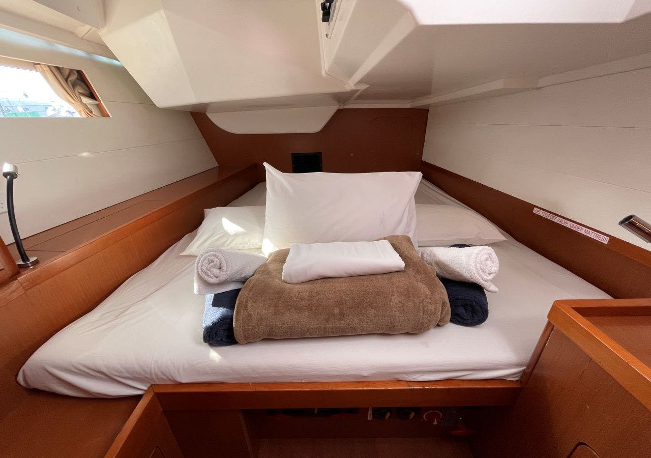 Book Oceanis 48 - 5 cab. Sailing yacht for bareboat charter in Whitsundays, Airlie Beach, Coral Sea Marina, Whitsunday Region of Queensland, Australia and Oceania with TripYacht!, picture 9