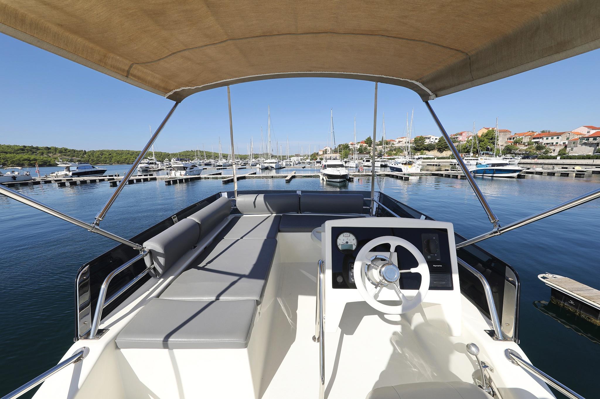 Book Futura 40 Grand Horizon Motor yacht for bareboat charter in Marina Mandalina, Sibenik, Šibenik region, Croatia with TripYacht!, picture 9