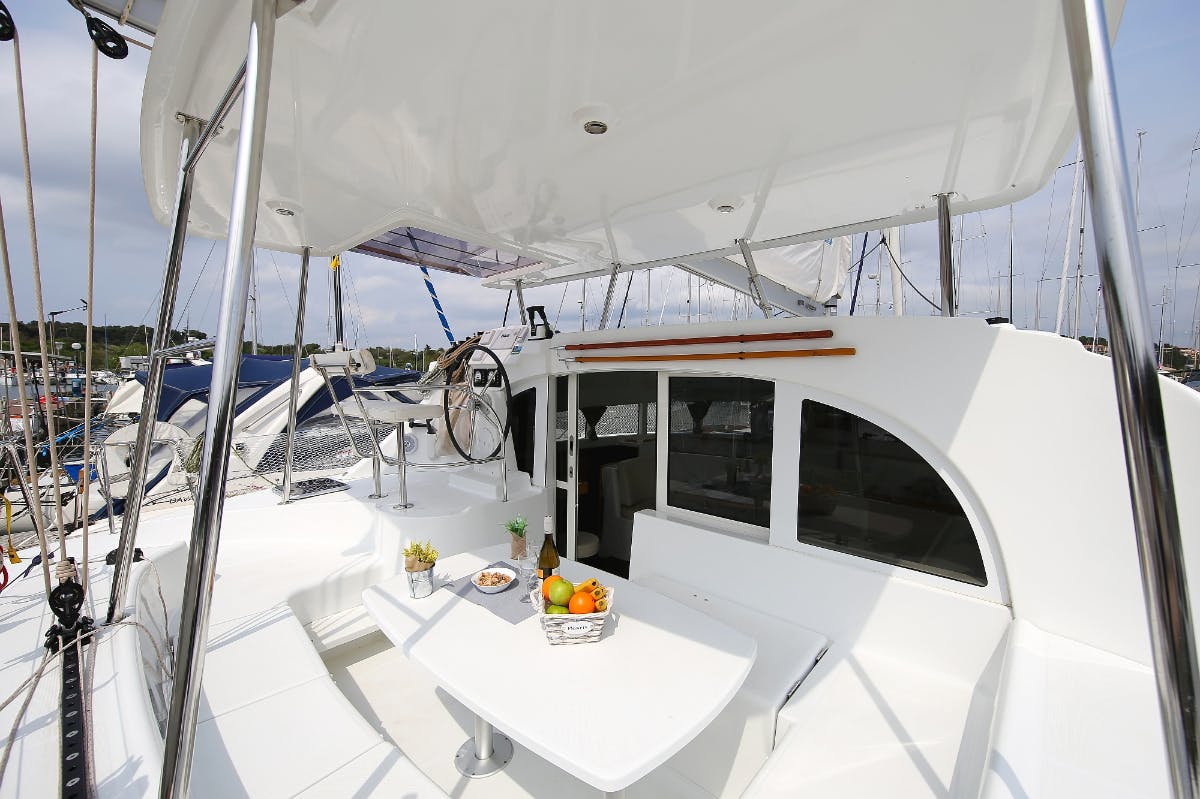 Book Lagoon 380 - 4 cab. Catamaran for bareboat charter in Marina Tehnomont Veruda, Pula, Istra, Croatia with TripYacht!, picture 10