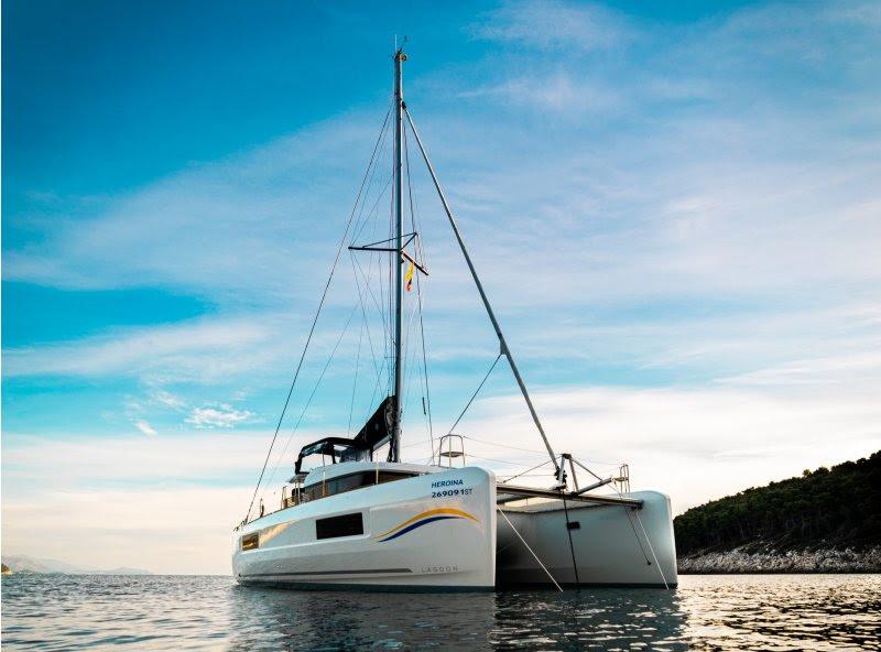 Lagoon 40 - 4 + 2 cab, picture 1