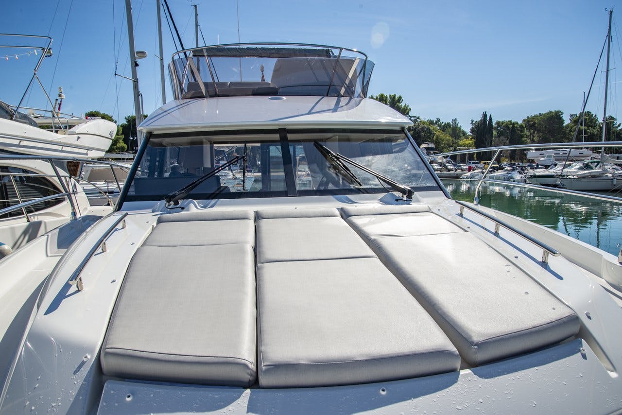 Book Prestige 420 Fly Motor yacht for bareboat charter in Marina Medulin, Istra, Croatia with TripYacht!, picture 13