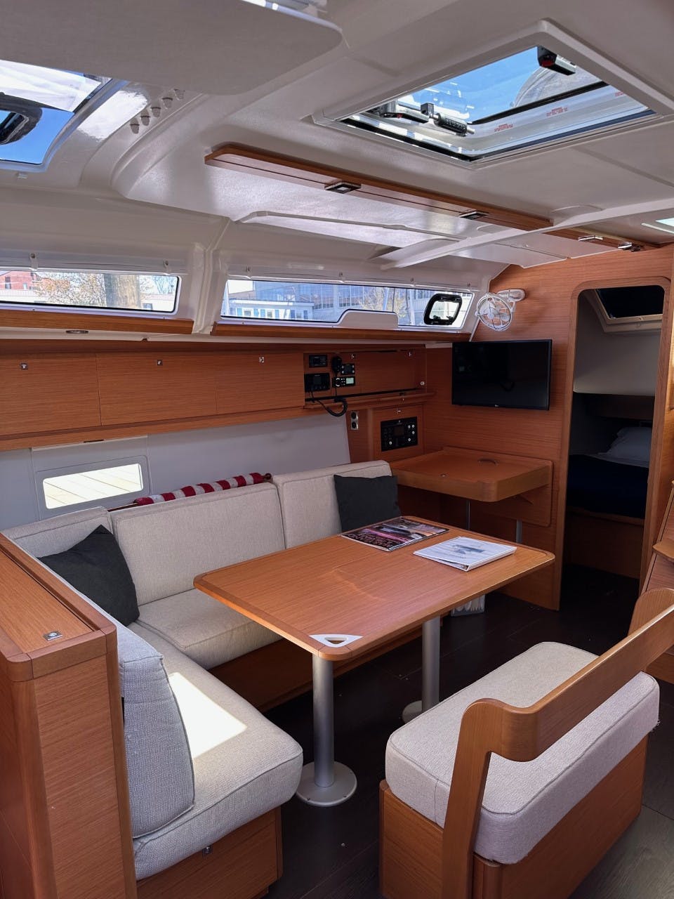 Book Dufour 430 - 3 cab. Sailing yacht for bareboat charter in Annapolis, Chesapeake Bay, Chesapeake Bay, USA with TripYacht!, picture 11