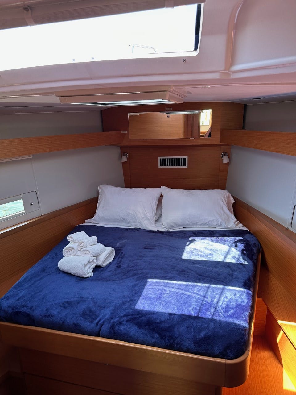 Book Dufour 430 - 3 cab. Sailing yacht for bareboat charter in Annapolis, Chesapeake Bay, Chesapeake Bay, USA with TripYacht!, picture 12