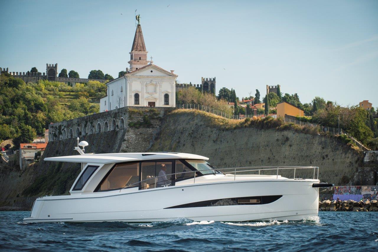 Book Greenline 39 Motor yacht for bareboat charter in Porsgrunn/Telemark, Vestfold og Telemark, Norway with TripYacht!, picture 1