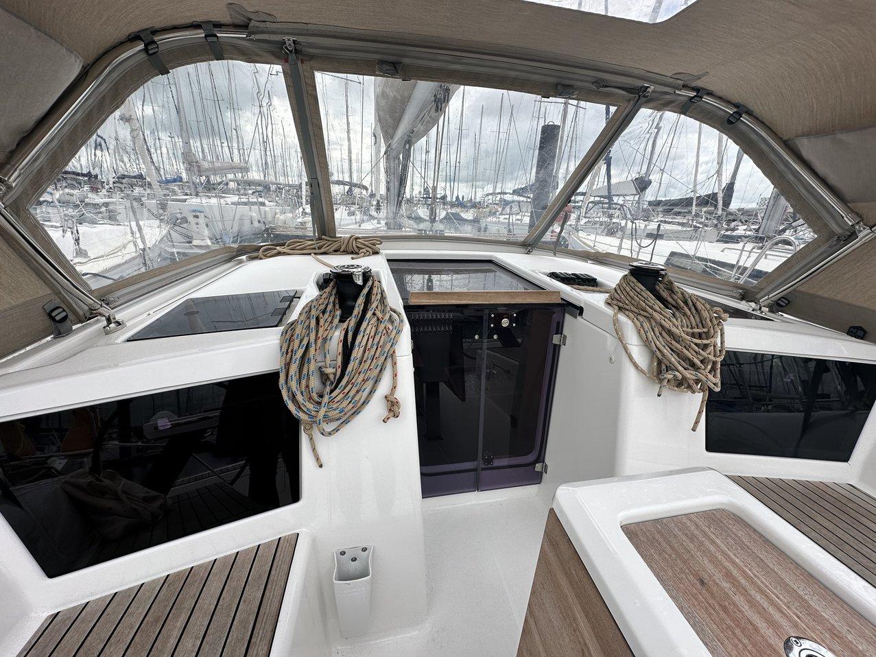 Dufour 390, picture 8