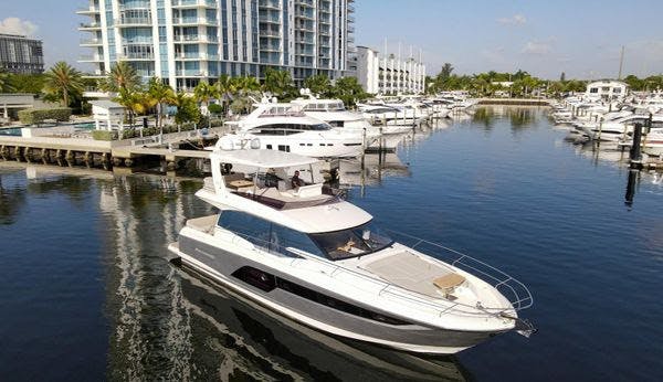 Book Prestige 590 Flybridge - 3 + 1 cab.	 Motor yacht for bareboat charter in St. Petersburg, Vinoy Marina, Florida, USA with TripYacht!, picture 3