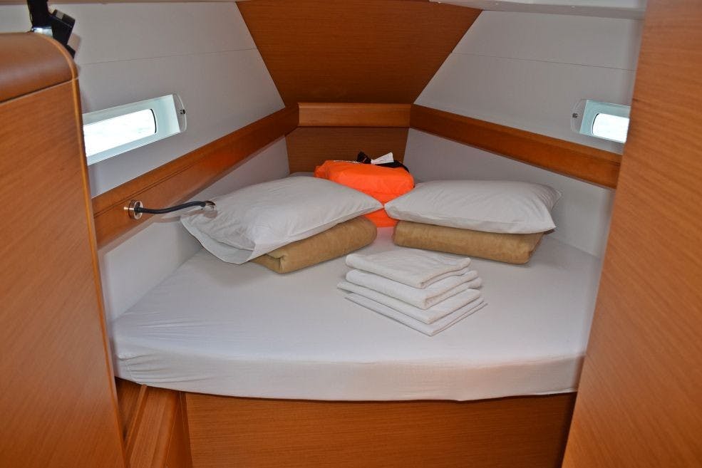 Book Sun Odyssey 419 Sailing yacht for bareboat charter in Seychelles, Praslin, Mahé, Seychelles with TripYacht!, picture 12