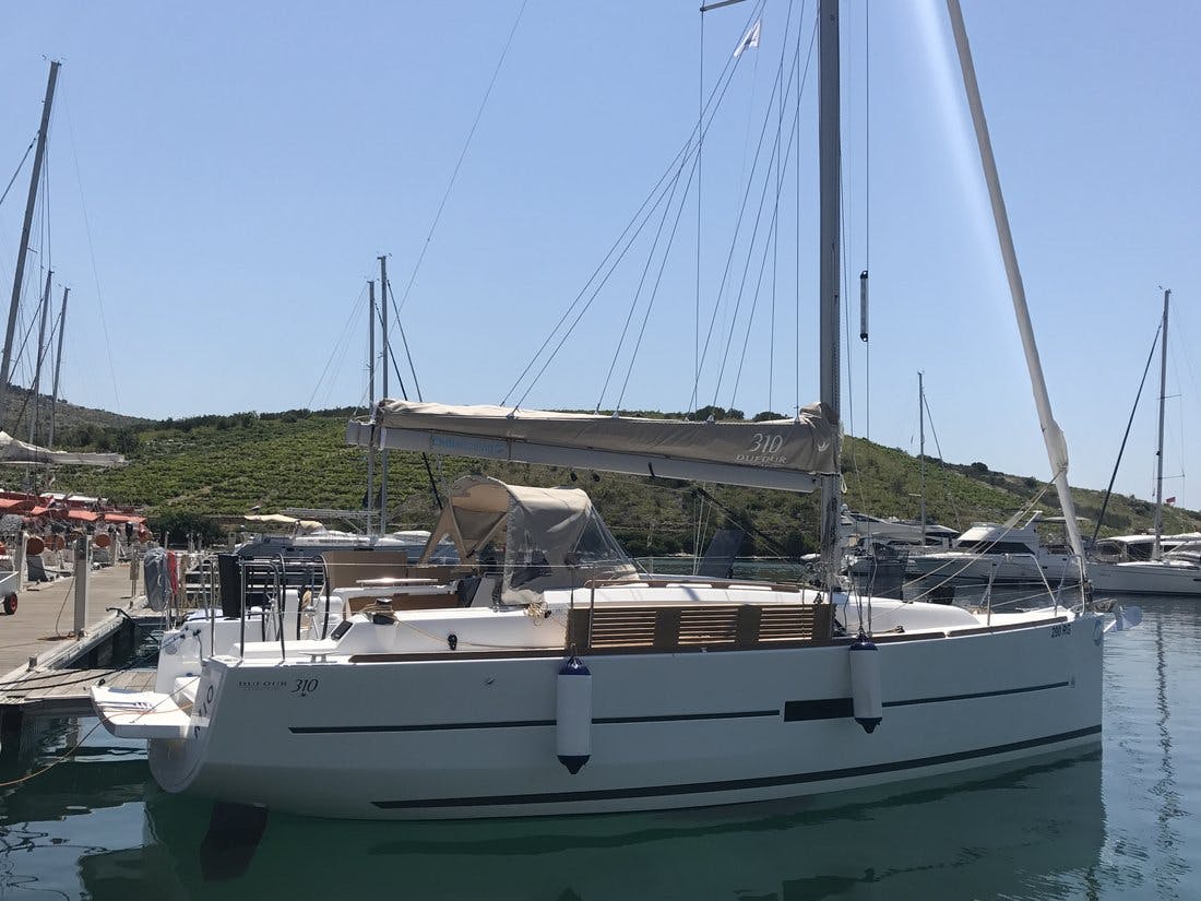 Book Dufour 310 GL Sailing yacht for bareboat charter in Marina Kremik, Primosten, Šibenik region, Croatia with TripYacht!, picture 4