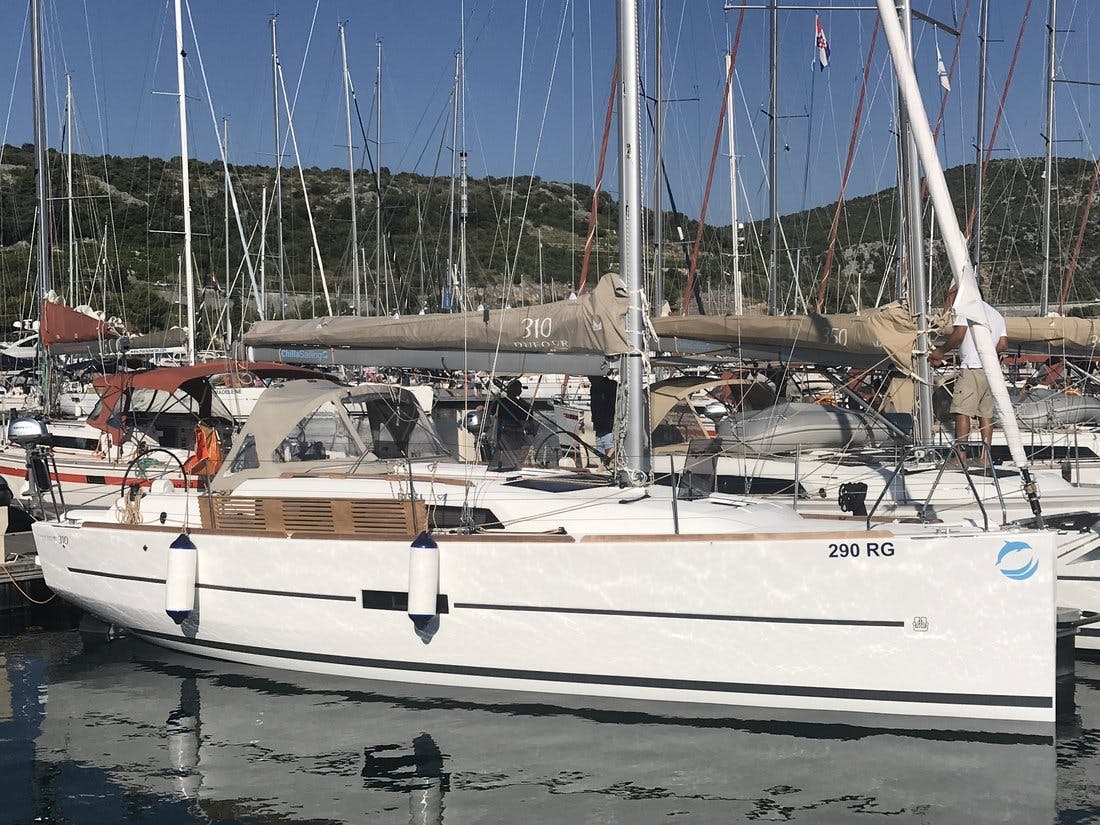 Book Dufour 310 GL Sailing yacht for bareboat charter in Marina Kremik, Primosten, Šibenik region, Croatia with TripYacht!, picture 5
