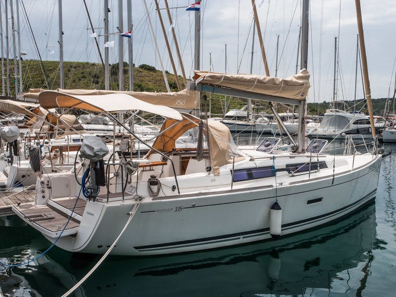 Book Dufour 335 GL Sailing yacht for bareboat charter in Marina Kremik, Primosten, Šibenik region, Croatia with TripYacht!, picture 3
