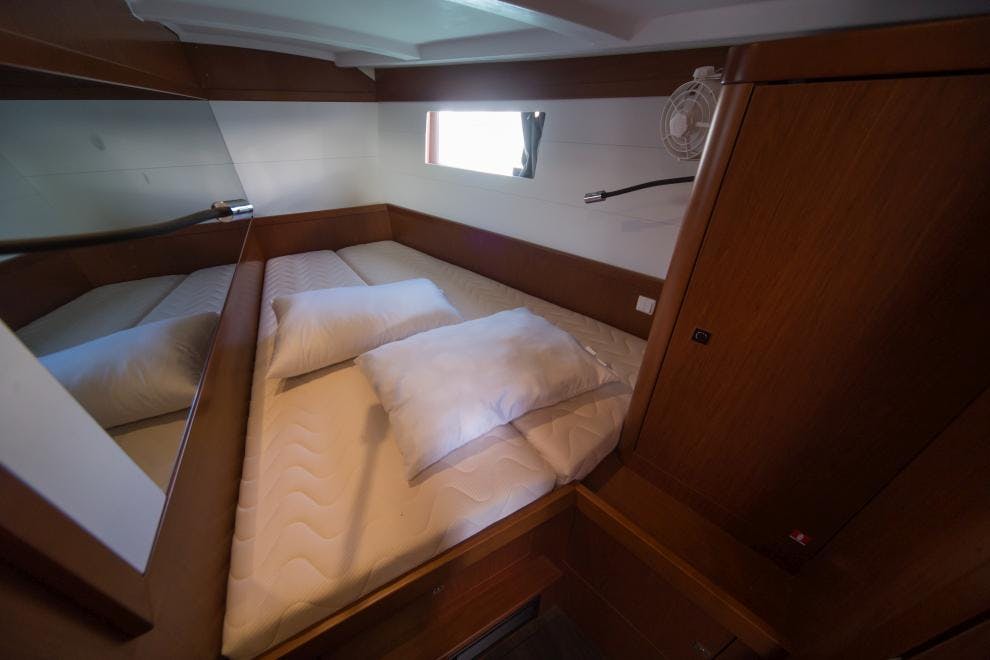 Book Oceanis 48 - 5 cab. Sailing yacht for bareboat charter in Dubrovnik, Komolac, ACI Marina Dubrovnik, Dubrovnik region, Croatia with TripYacht!, picture 17