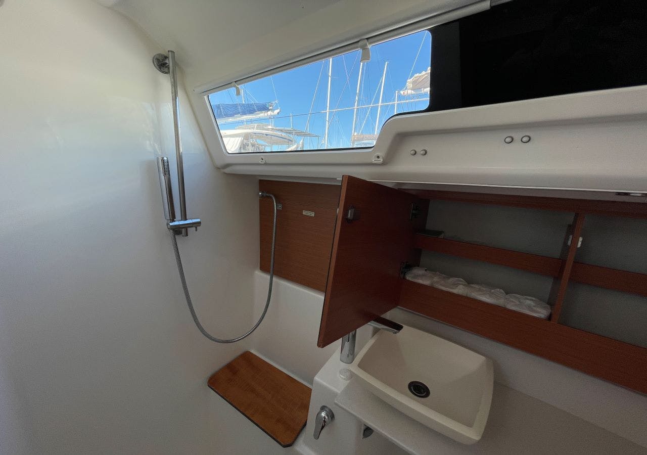 Book Dufour 412 GL Sailing yacht for bareboat charter in Whitsundays, Airlie Beach, Coral Sea Marina, Whitsunday Region of Queensland, Australia and Oceania with TripYacht!, picture 10