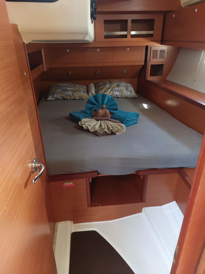 Book Dufour 520 GL Sailing yacht for bareboat charter in Guadeloupe, La Marina Bas du Fort, Guadeloupe, Caribbean with TripYacht!, picture 7