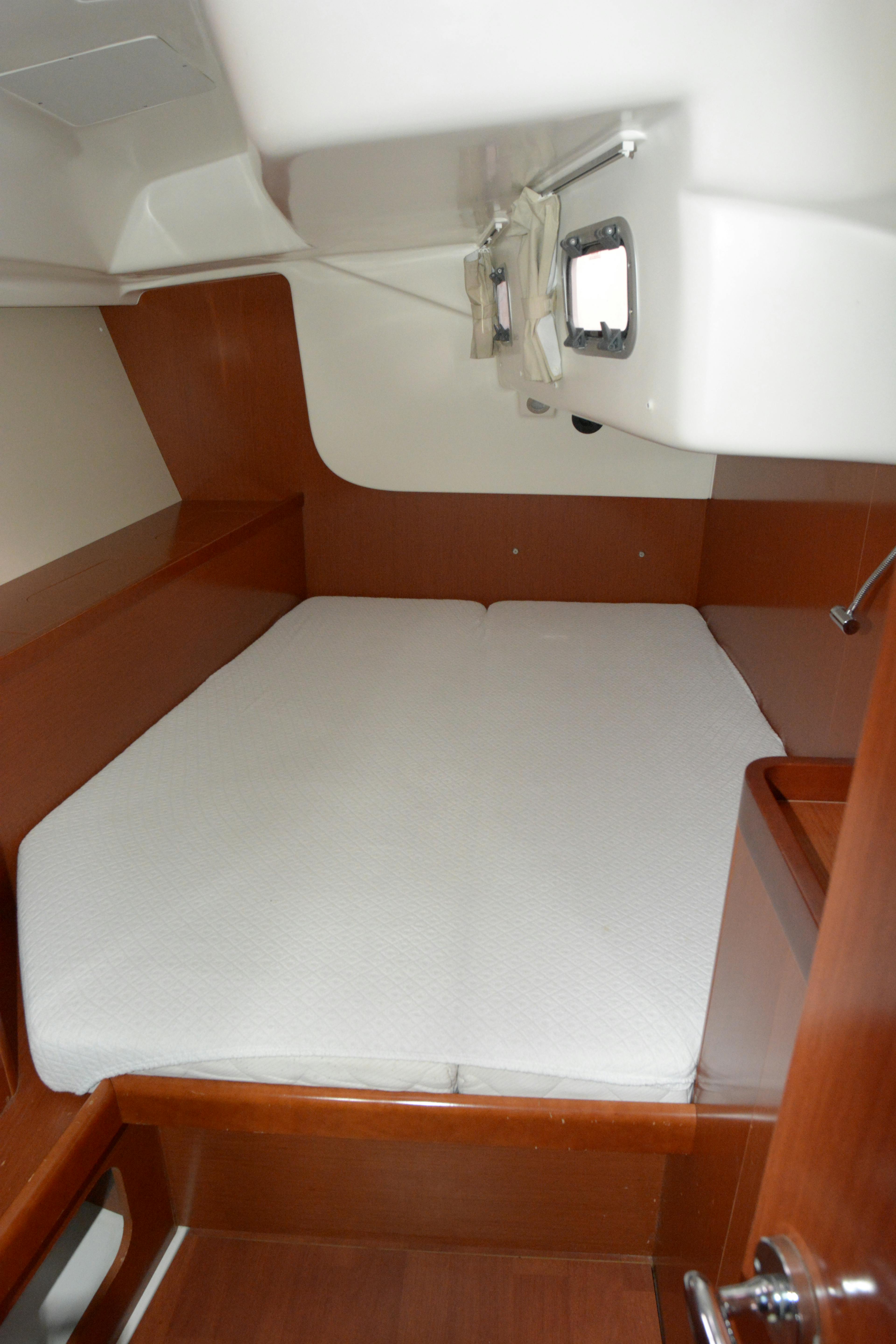 Book Oceanis 46 - 4 cab. Sailing yacht for bareboat charter in Porto Bari, Apulia, Italy with TripYacht!, picture 14