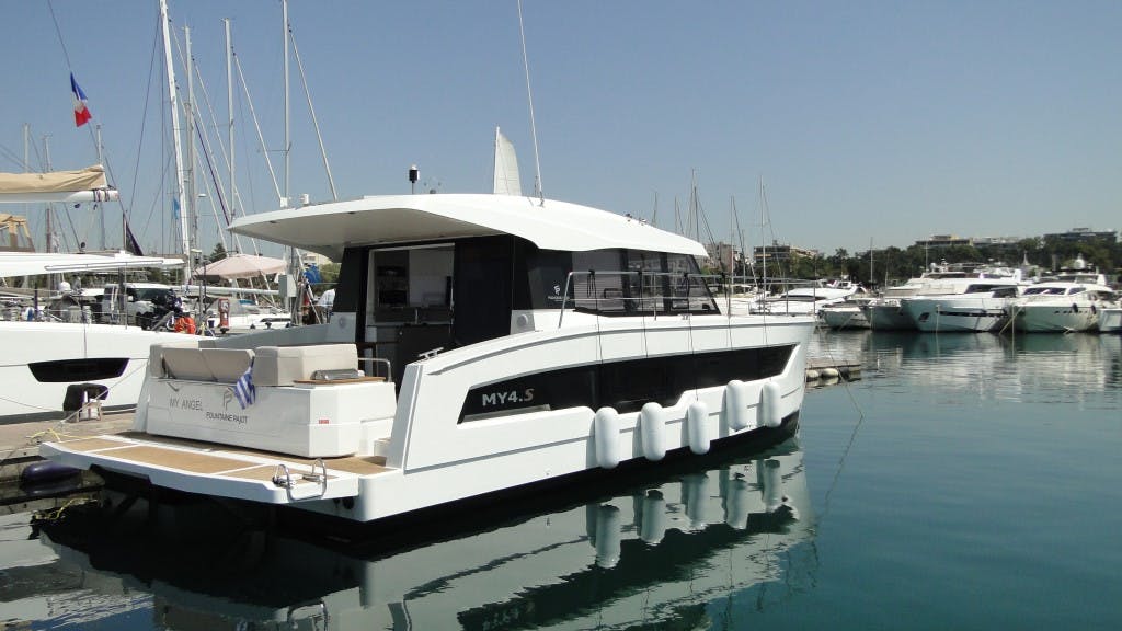 Book Motor Yacht 4.S Power catamaran for bareboat charter in Athens, Alimos marina, Athens area/Saronic/Peloponese, Greece with TripYacht!, picture 3