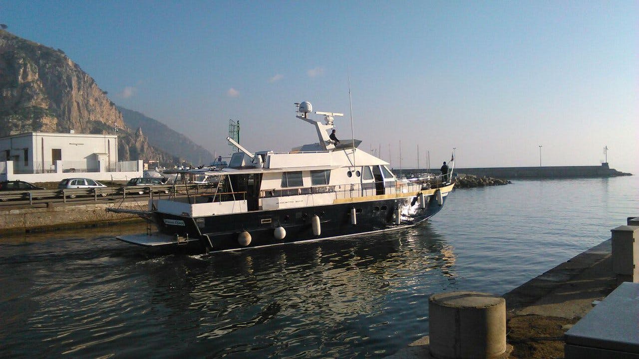 Book Baglietto 20M Motor yacht for bareboat charter in Marina Chiaiolella, Procida, Campania, Italy with TripYacht!, picture 3